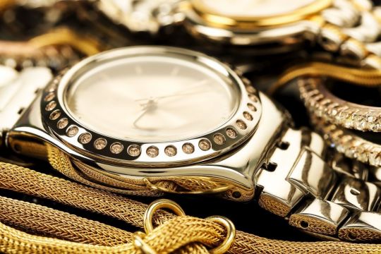 Lubisz luksus w stylu Versace? Te zegarki będą idealne dla Ciebie!